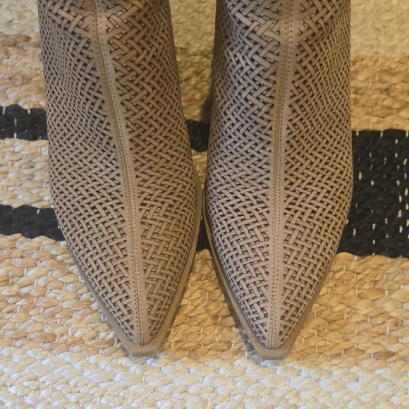 Vince Camuto Gibbella Perforated Tan Ankle Booties, GUC, 9.5 - Picture 8 of 9